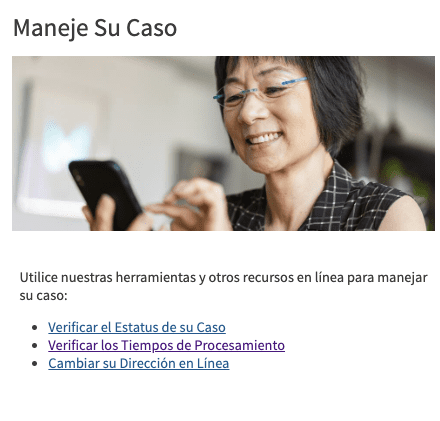 Persona revisando su caso en USCIS